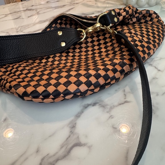 CLARE V : MOYEN MESSENGER : BLACK & NATURAL WOVEN CHECKER - Picture 2 of 5